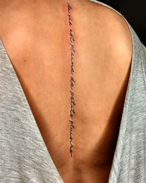 frases en la columna tatuajes|Ideas Inspiradoras: Frases para Tatuajes que Elevan el Espíritu